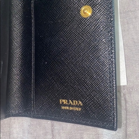 PRADA! Beautiful small wallet in pristine condition! - Picture 3 of 9